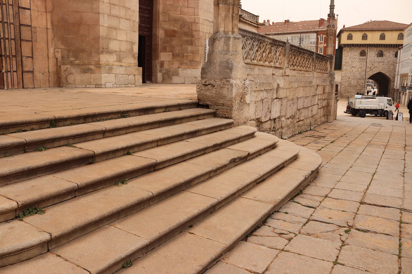 Los tonos ocres de la calima han cubierto numerosos rincones del centro de Burgos