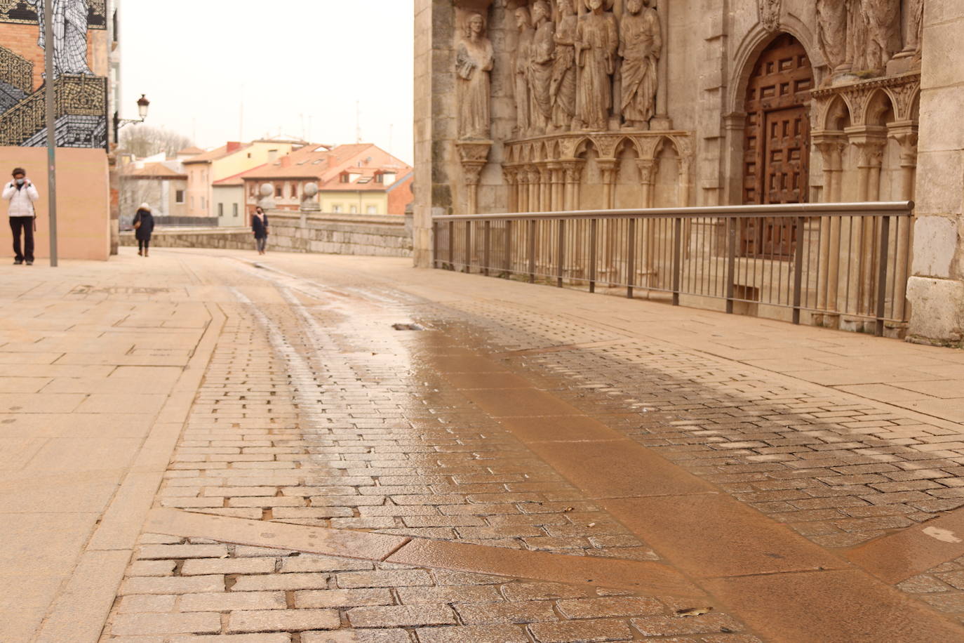 Los tonos ocres de la calima han cubierto numerosos rincones del centro de Burgos