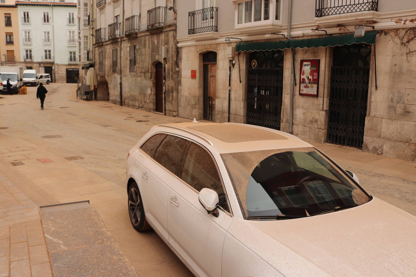 Los tonos ocres de la calima han cubierto numerosos rincones del centro de Burgos