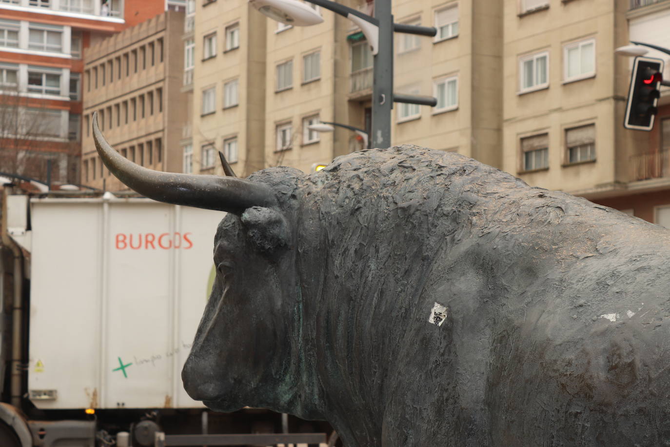 Los tonos ocres de la calima han cubierto numerosos rincones del centro de Burgos