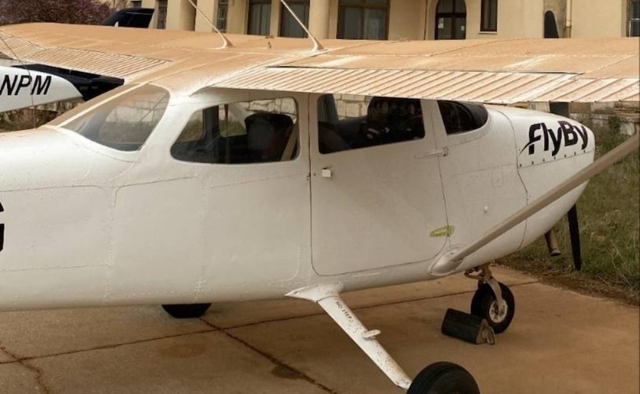 Un avión de la academia lleno de polvo arrastrado por la calima este martes en el aeropuerto de Burgos