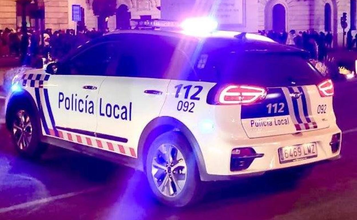 Coche de la Policía Local de Burgos en la Plaza del Mío Cid con la calle Vitoria