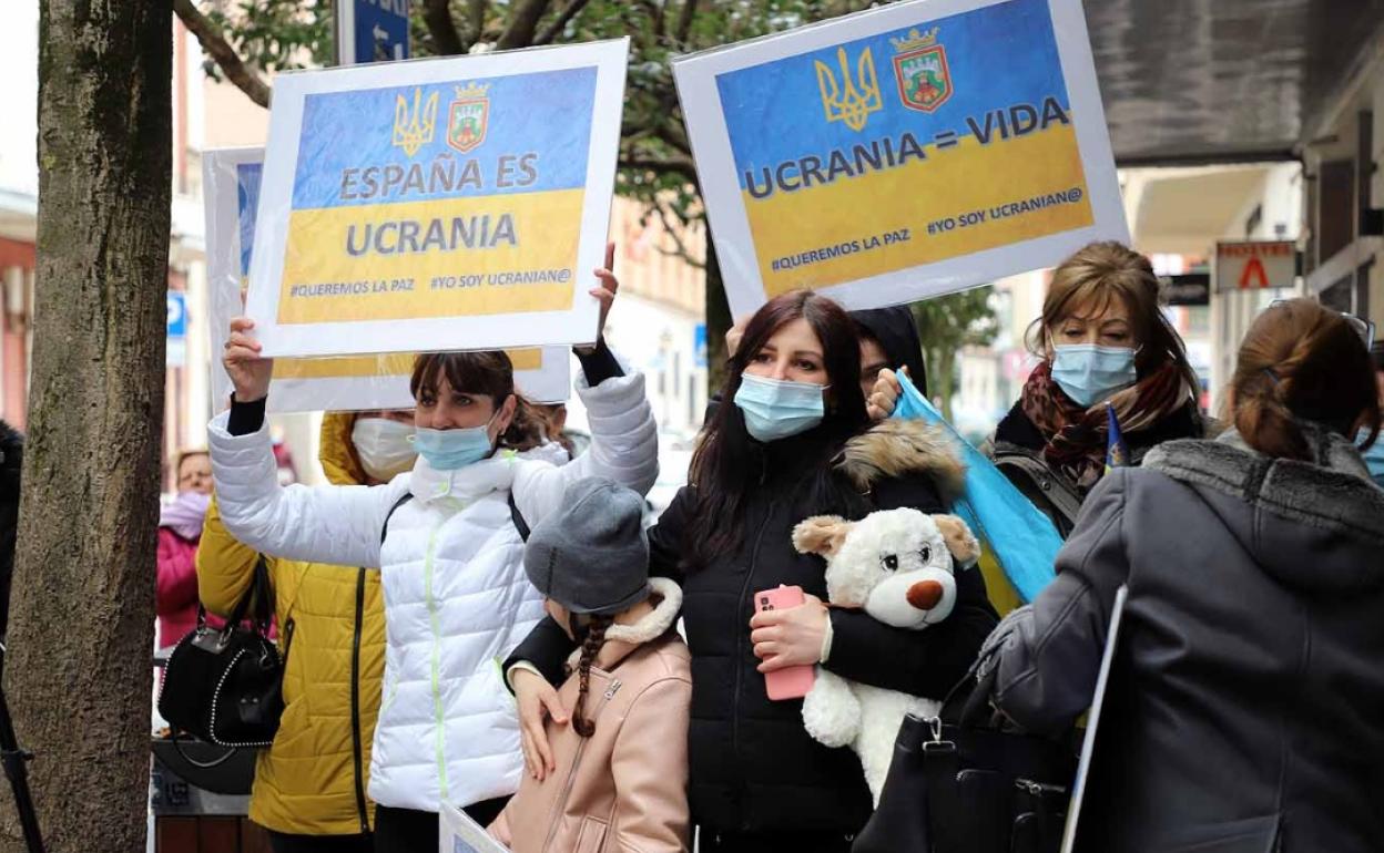 Un gruop de ucranianos espera en la estación de Burgos a los refugiados llegados de su país. 