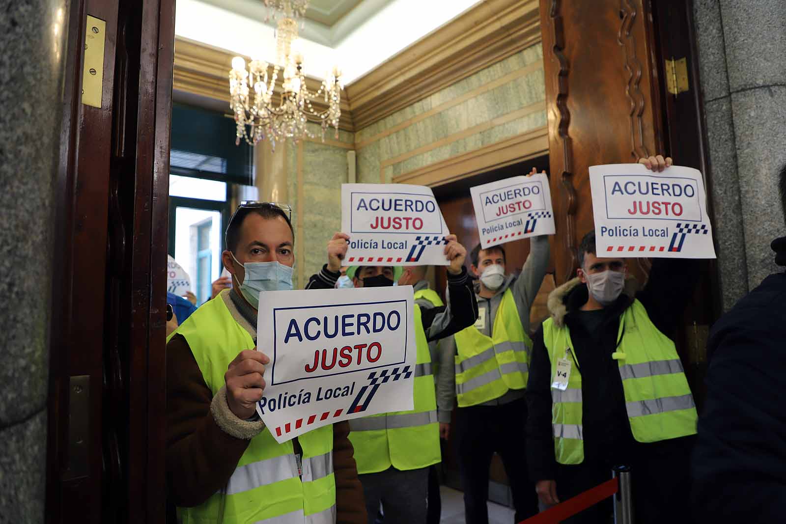 Fotos: Imágenes de la protesta de Policía Local en pleno del Ayuntamiento de Burgos