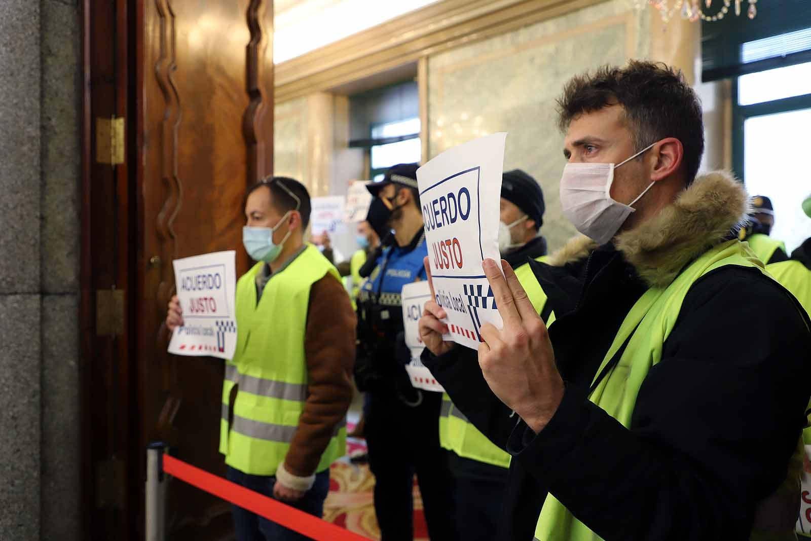 Fotos: Imágenes de la protesta de Policía Local en pleno del Ayuntamiento de Burgos