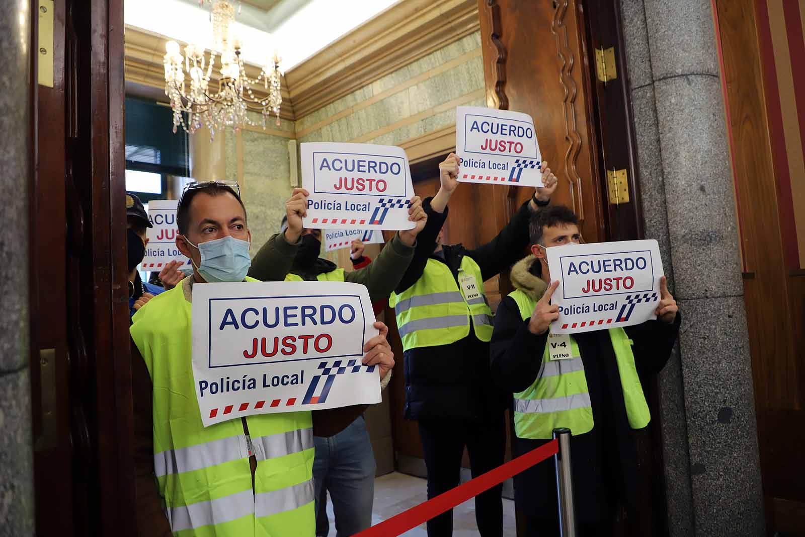 Fotos: Imágenes de la protesta de Policía Local en pleno del Ayuntamiento de Burgos