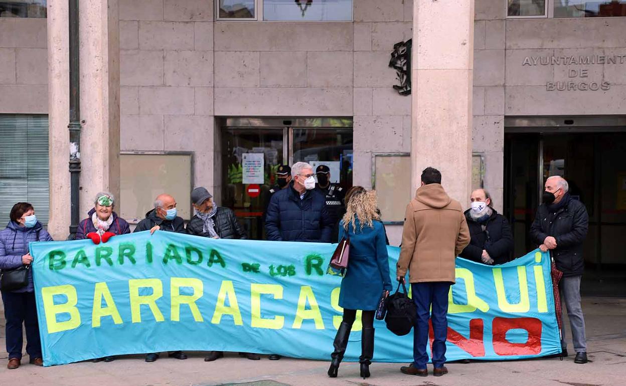 El alcalde y la concejala de Festejos charlando con un grupo de manifestantes. 