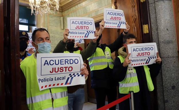 Los policías mostraron sus demandas durante el pleno municipal.