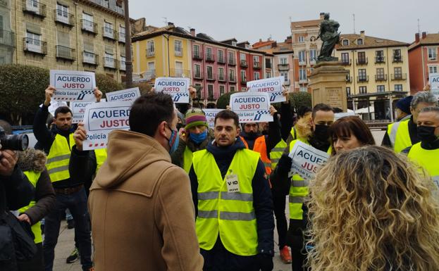 Galería. El alcalde de Burgos, Daniel de la Rosa, se ha acercado a dialogar con los manifestantes.