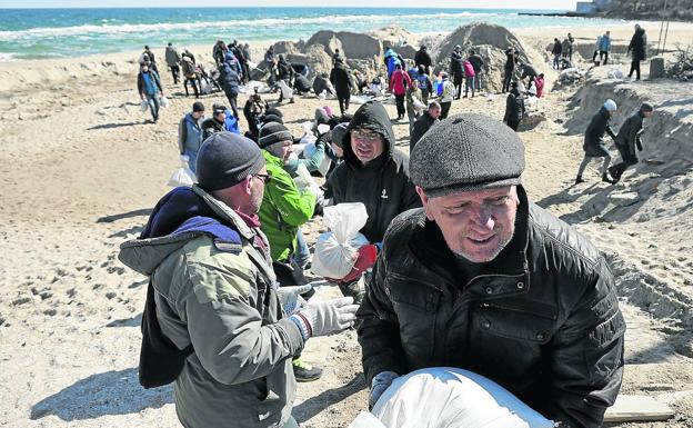 La población civil de Odesa colabora en la defensa preparando sacos terreros para fortificar la ciudad.