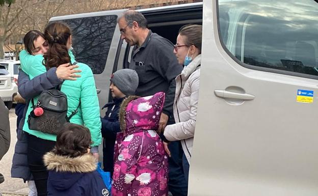 La expedición solidaria de Burgos llega a la capital con tres familias de Kiev