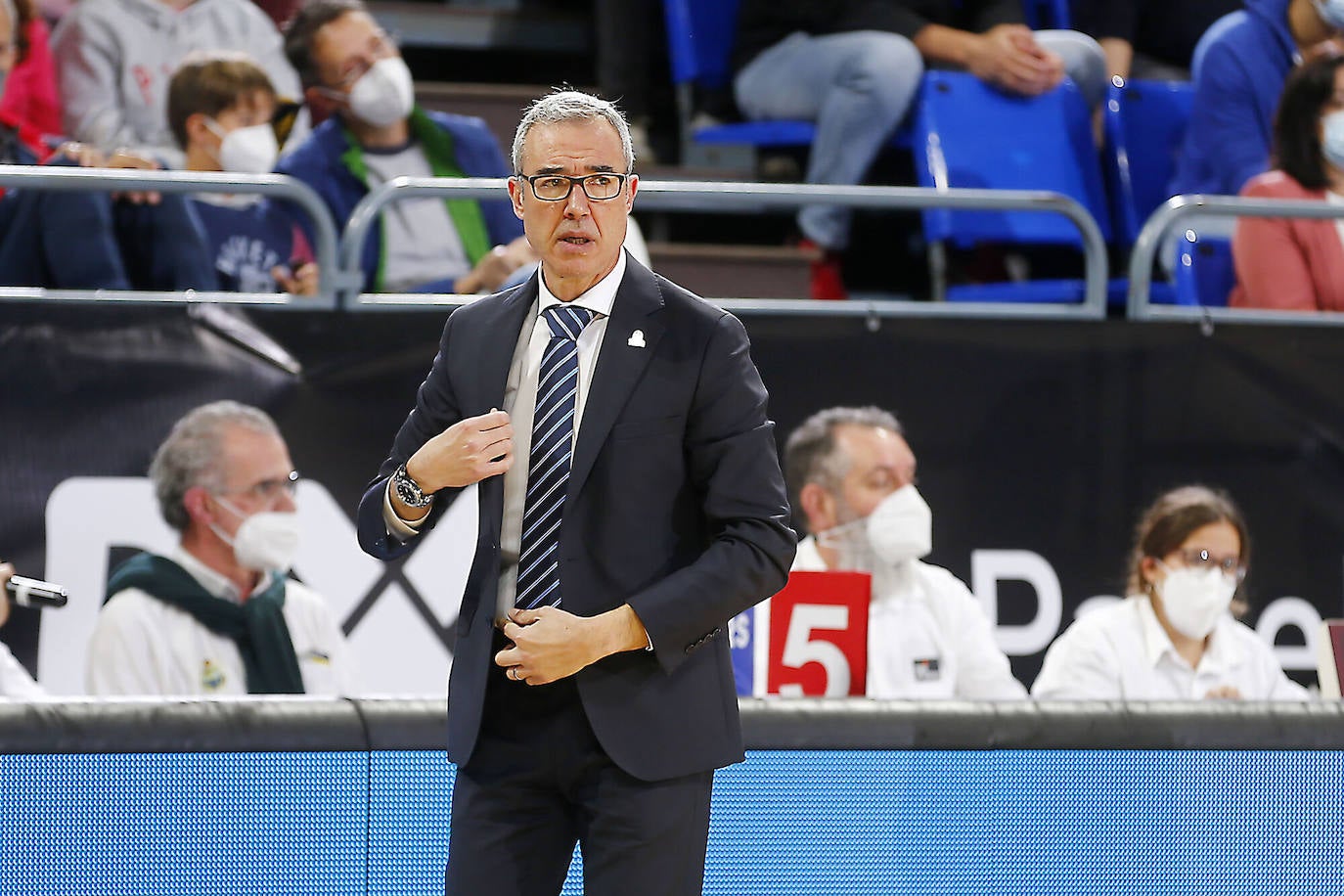 Paco Olmos durante el partido en Tenerife.