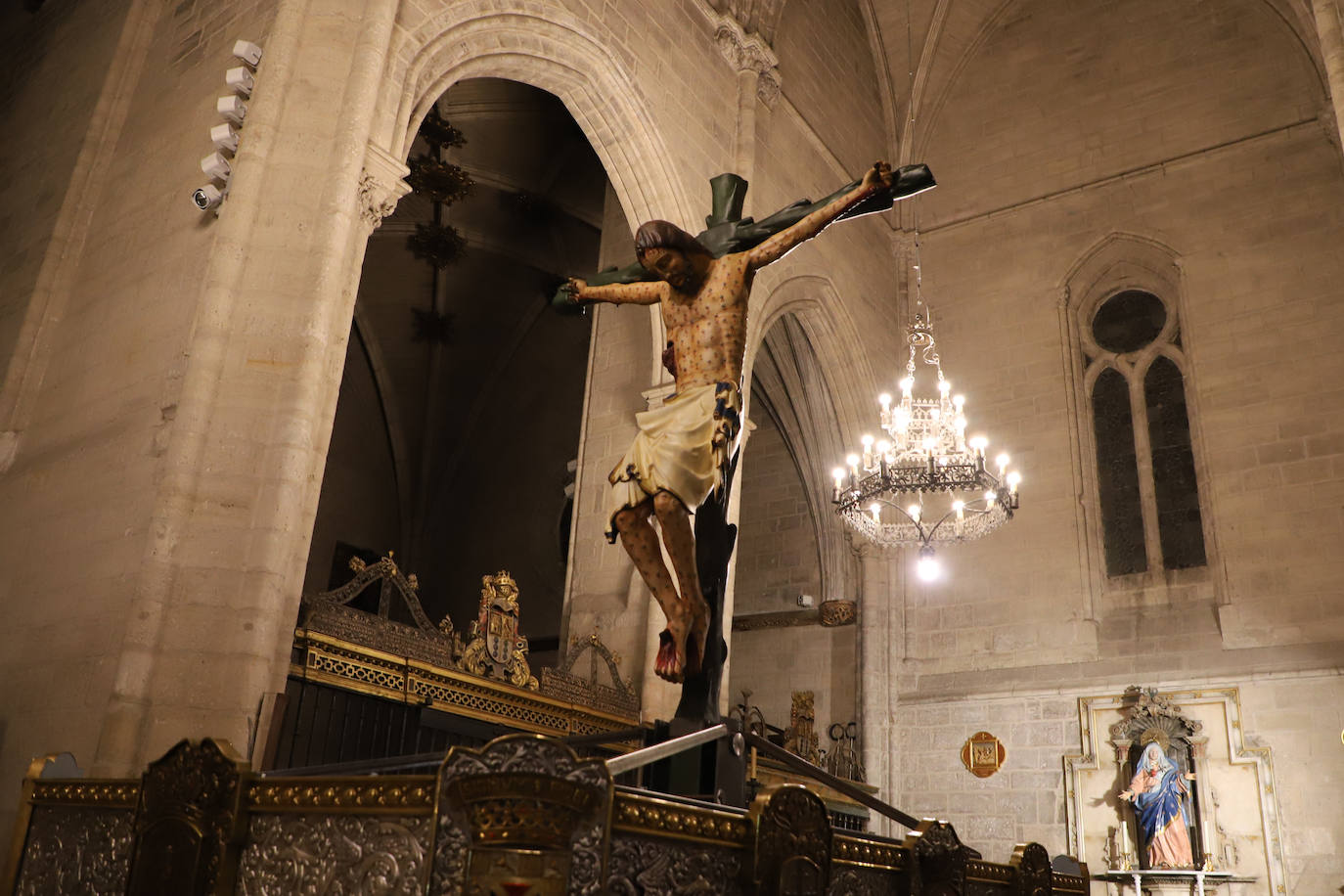 El Santísimo Cristo de Burgos ya montado en sus andas para los ensayos de la cofradía.