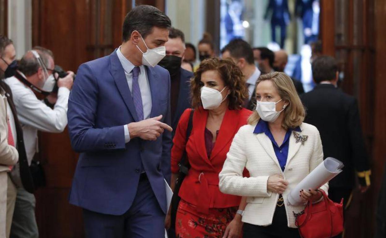 El presidente del Gobierno, Pedro Sánchez, junto a las ministras de Economía, Nadia Calviño, y la de Hacienda, María Jesús Montero. 