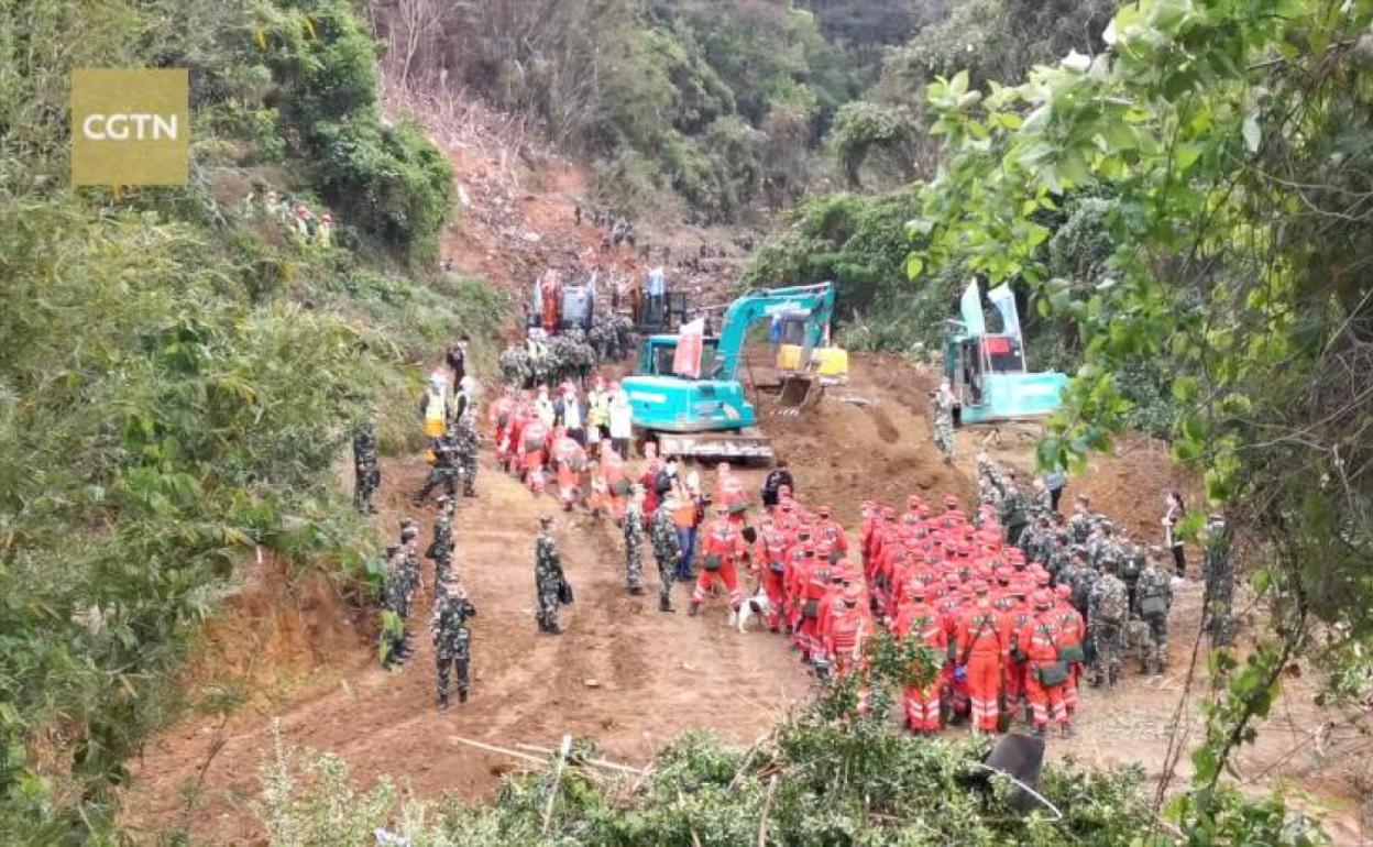 Servicos de rescate en la zona en la que se estrelló el avión en China.