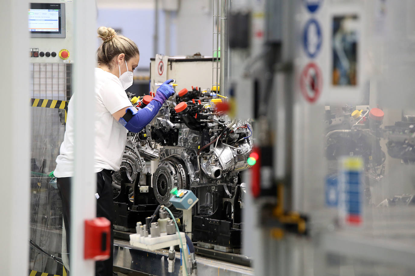 Una empleada de la fábrica de Renault en Valladolid revisa un motor.