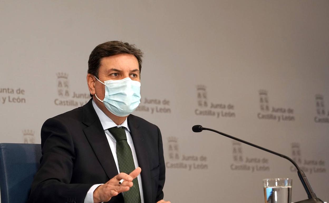 Carlos Fernández Carriedo (PP), durante la rueda de prensa del Consejo de Gobierno, en la que dejó la responsabilidad de convocar el Pleno de investidura en el presidente de las Cortes, Carlos Pollán (Vox). 