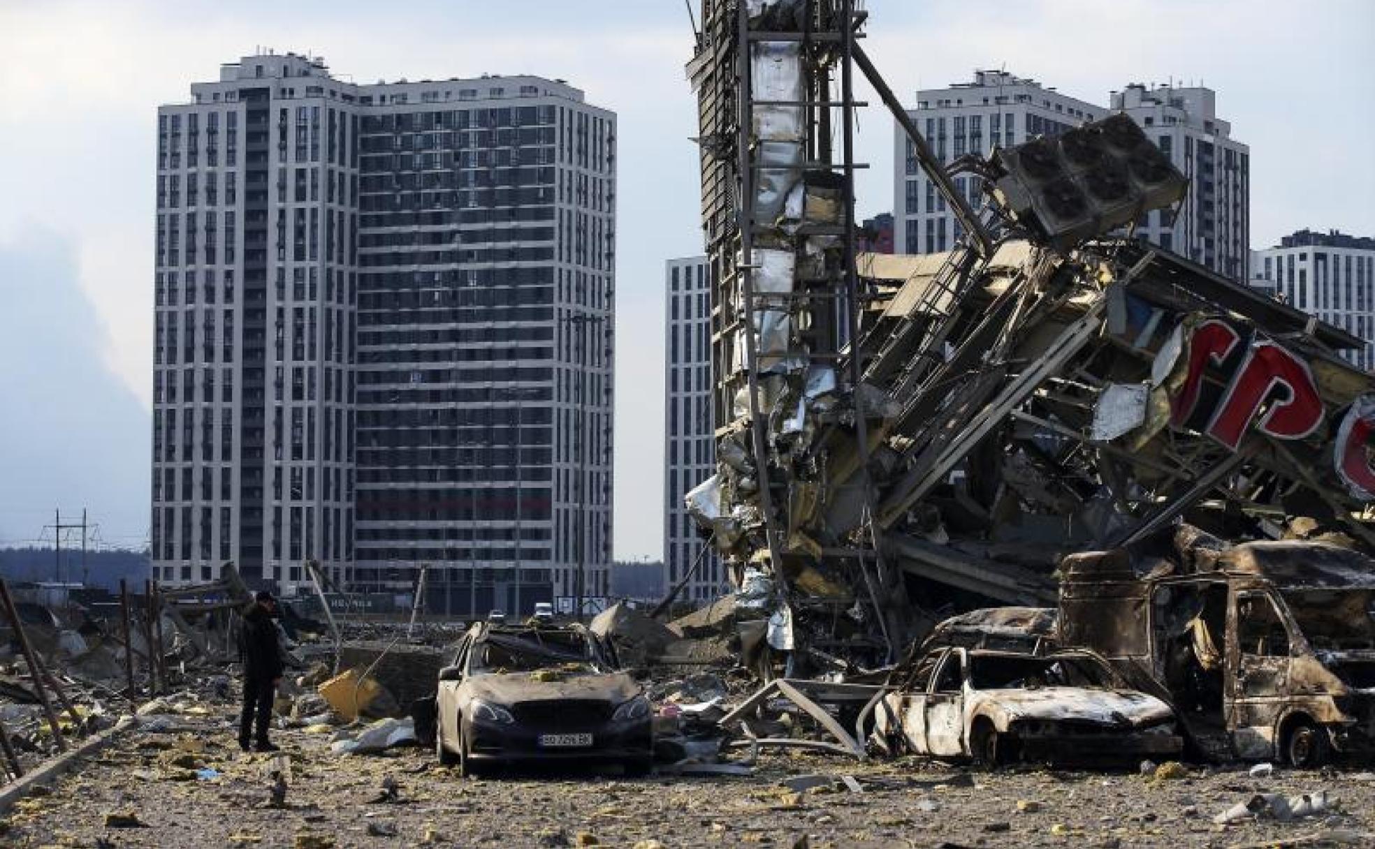 Un hombre camina entre los escombros del centro comercial que fue dañado por los bombardeos rusos del pasado 21 de marzo en Kiev.