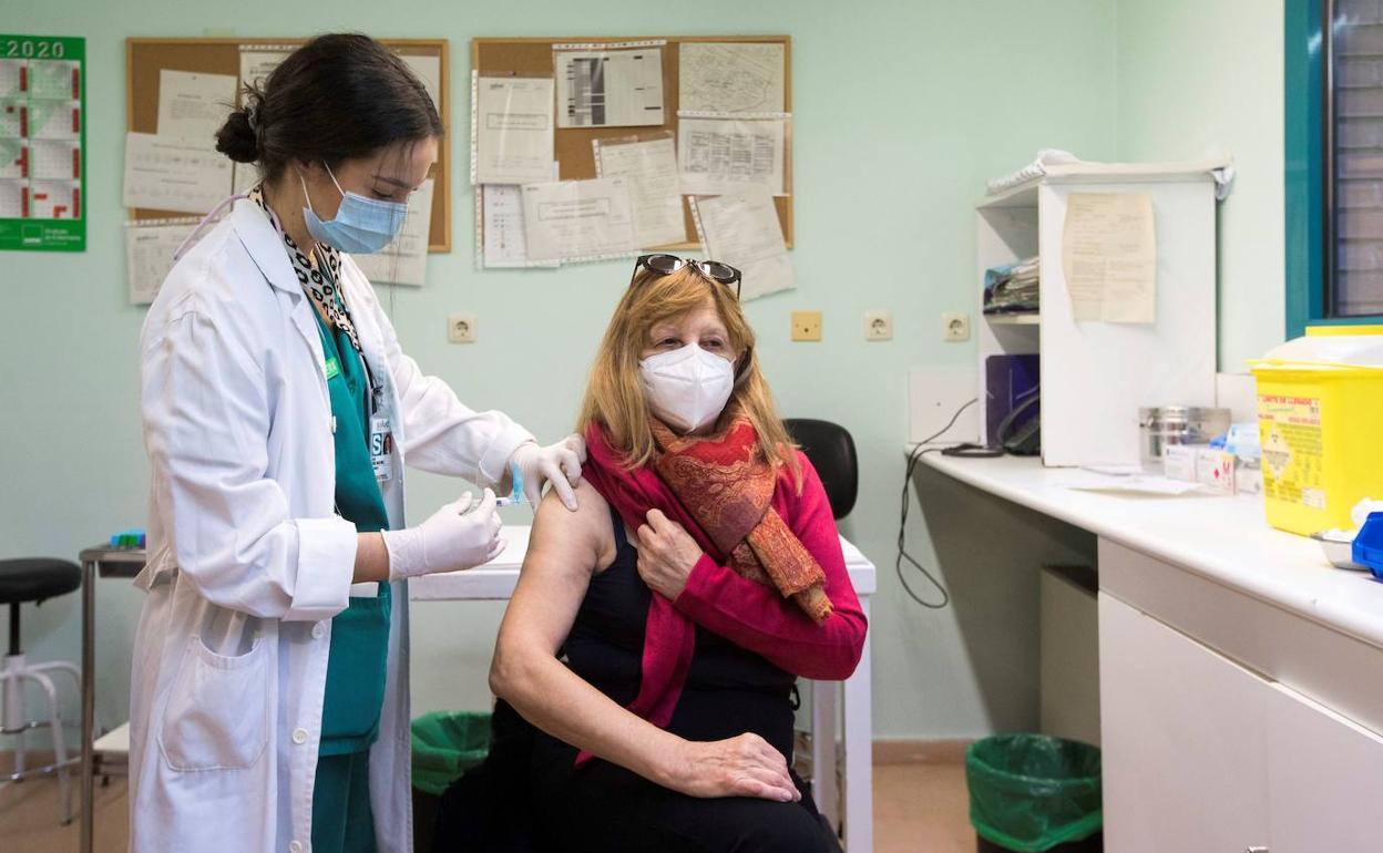 Una mujer se vacuna contra la gripe en Zaragoza. 