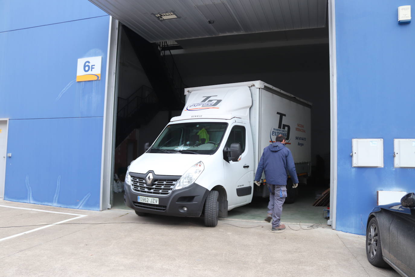 Un camión entra en la nave de recogida de ayuda humanitaria cedida a la comunidad ucraniana de Burgos