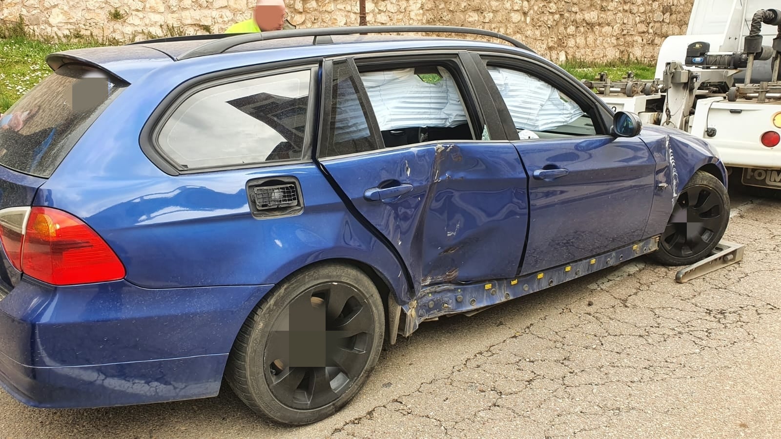 Imagen principal - Sufre un accidente y se da a la fuga, dejando el coche abandonado en Francisco Salinas