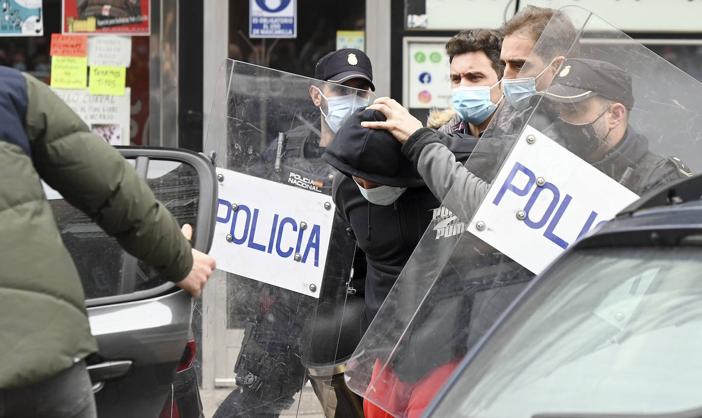 Fotos: Detenidos dos jovenes por un apuñalamiento mortal en Gamonal