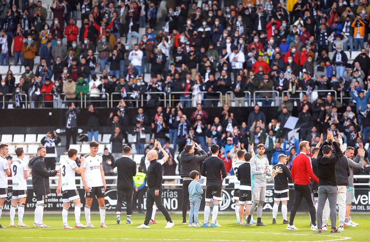 Fotos: El Burgos deja la permanencia encarrilada