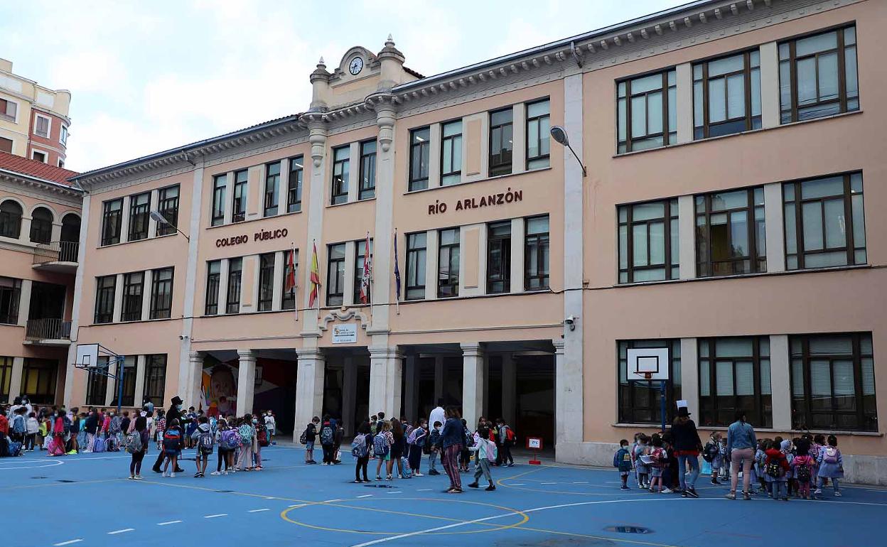 La escolarización se realiza tanto en centros públicos como concertados.