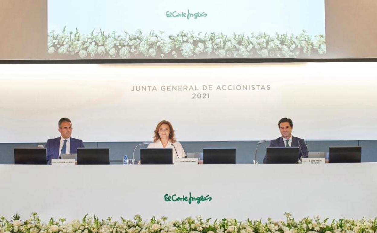 Marta Álvarez (c), junto a Víctor del Pozo (i) y José Ramón de Hoces (d). 