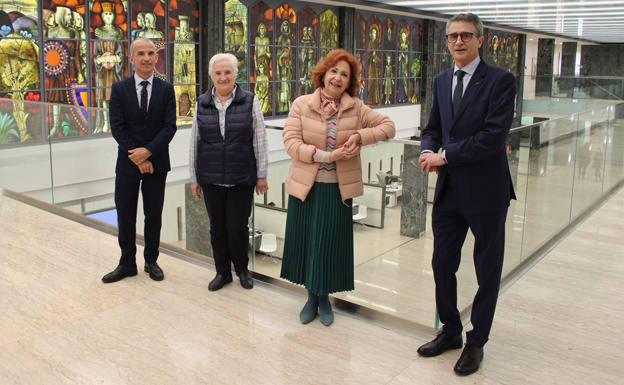 En la imagen, Jesús Les, director territorial de Ibercaja en La Rioja, Burgos y Guadalajara, María Isabel Olazagoitia, en nombre de Atalaya Intercultural, Begoña Areizaga, vicepresidenta de la Asociación Nuevo Futuro de Burgos, y Emilio de Domingo, presidente de la Fundación Círculo Burgos.