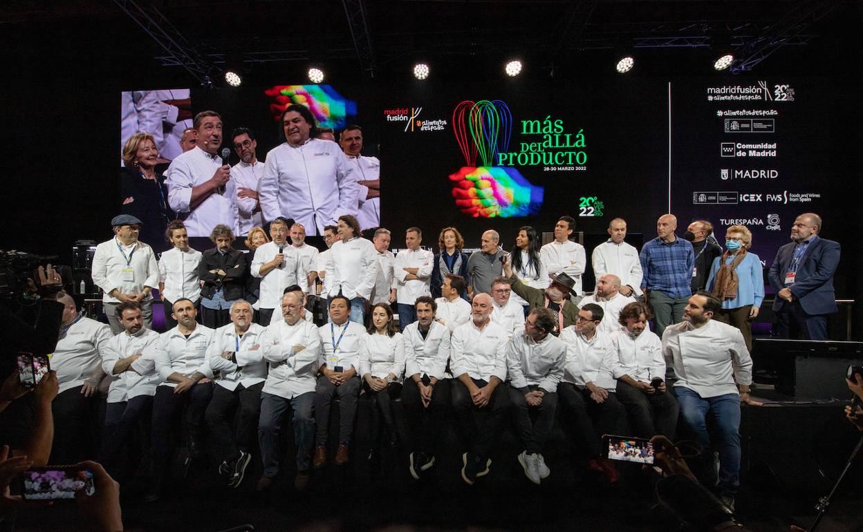 Foto de familia de los chefs que participaron en el homenaje por el veinte aniversario de Madrid Fusión. 