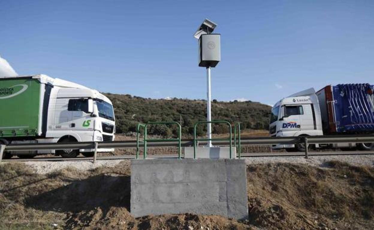 Dos camiones circulan a punto de pasar ante el radar multicarril de la Nacional 122, en el término de Castrillo de Duero