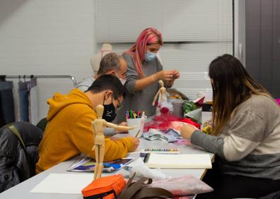 Imagen secundaria 1 - Miembros de Berbiquí trabajando con los alumnos de la Escuela de Arte.