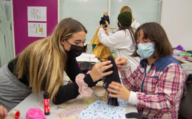 Imagen principal - Miembros de Berbiquí trabajando con los alumnos de la Escuela de Arte.