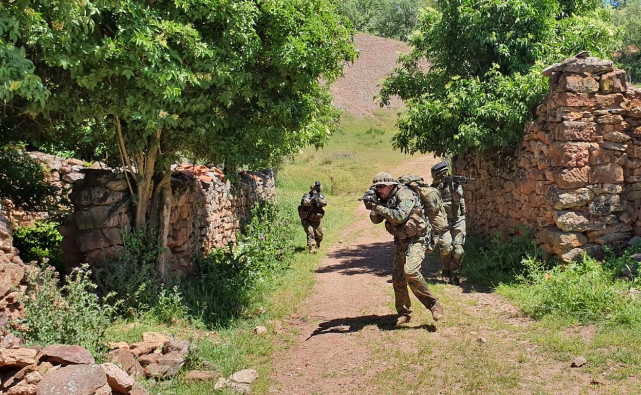 El airsoft se juega en campo abierto para recrear operaciones militares reales.