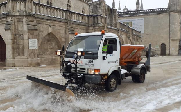 Una quitanieves en el centro de la ciudad en una de las últimas nevadas.