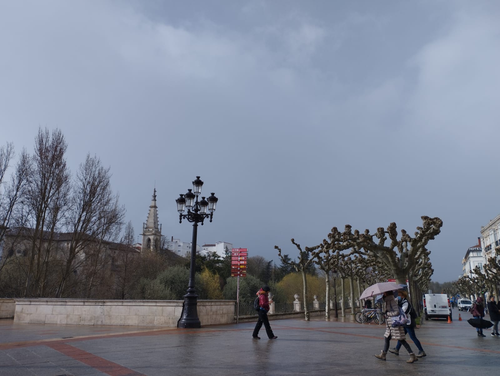 Tímida nevada en el centro de la ciudad.