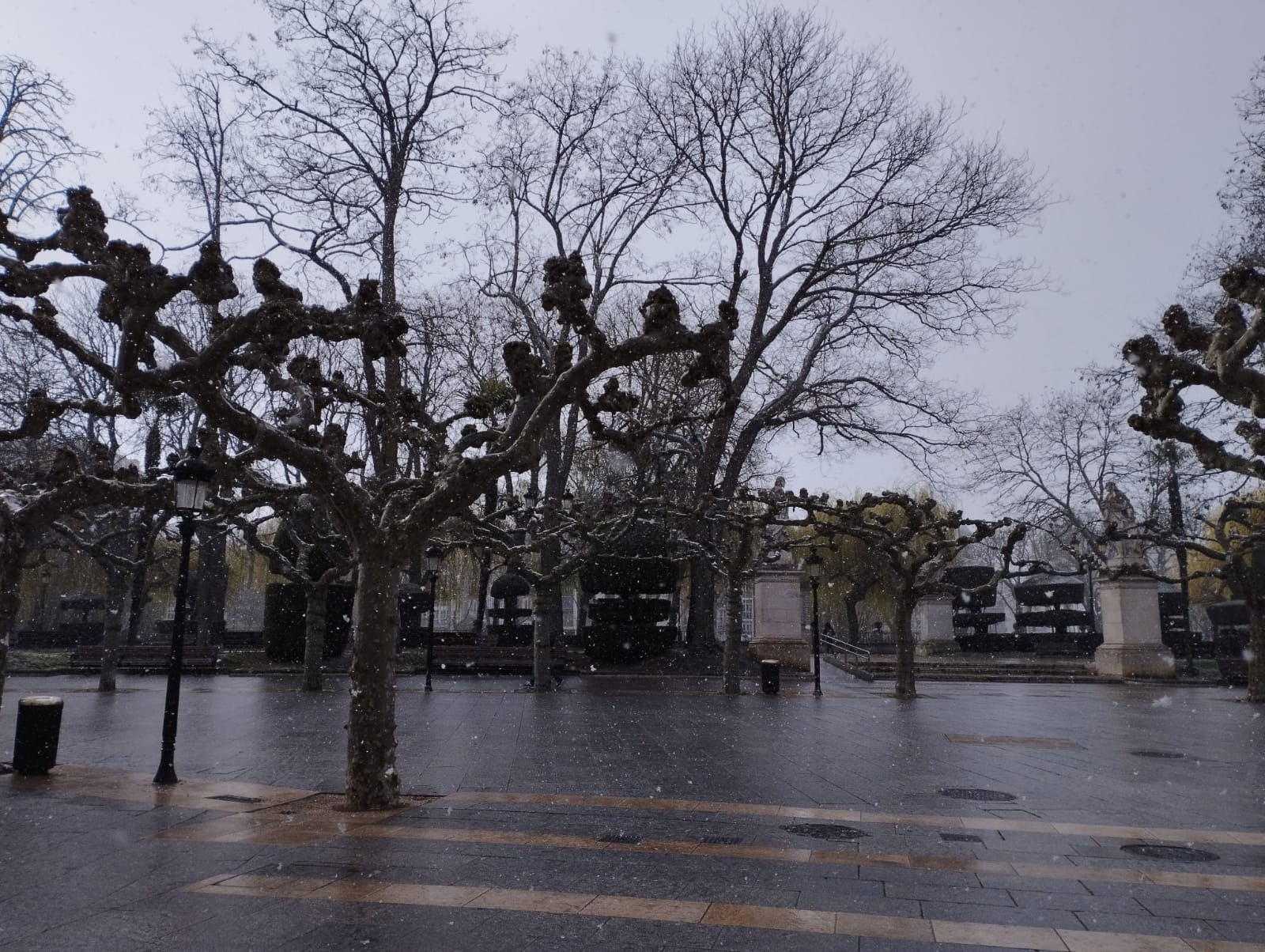 Tímida nevada en el centro de la ciudad.