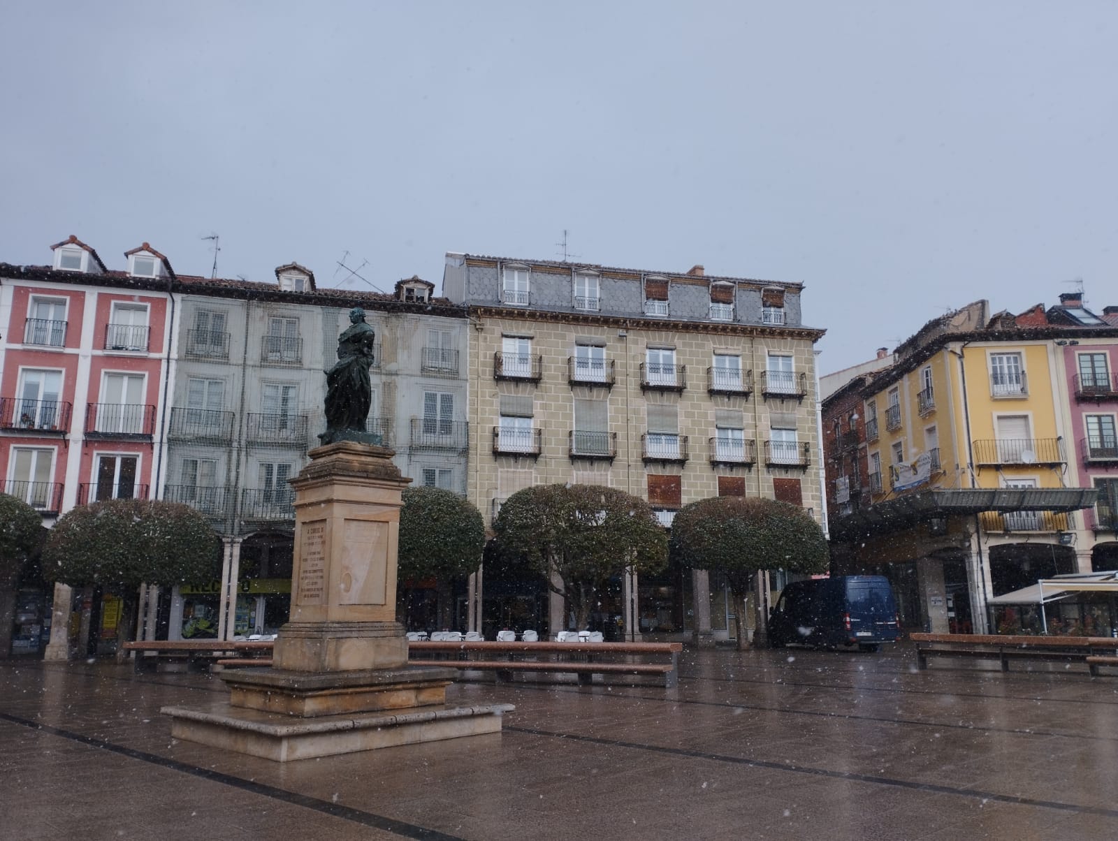 Tímida nevada en el centro de la ciudad.