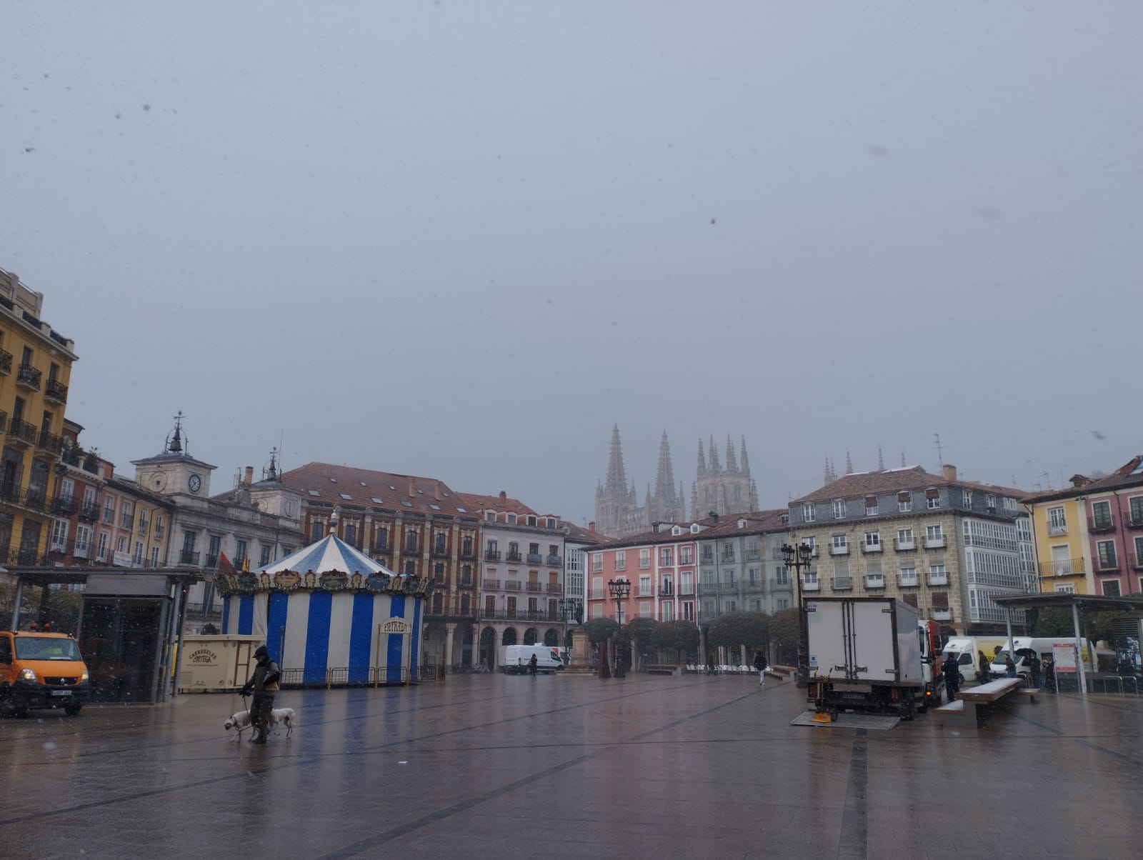 Tímida nevada en el centro de la ciudad.