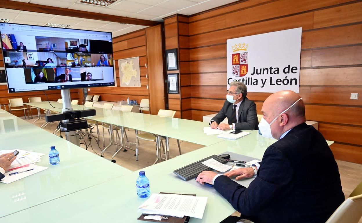 Jesús Julio Carnero junto al secretario de la Consejería, Eduardo Cabanillas, durante la reunión. 