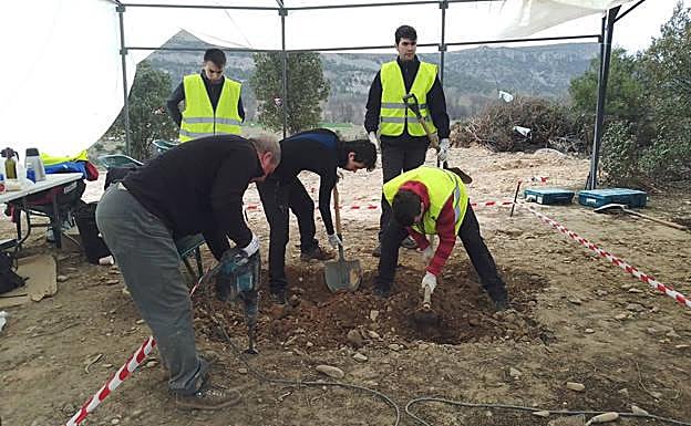 Imagen principal - Arriba, inicio de los trabajos arqueológicos en la nueva cata.; abajo, a la izda. Eudald Carbonell analizando las hachas de mano recuperadas en el yacimiento. y a su dcha. Bifaz descubierto durante la campaña de excavación de La Quivilleja de Valparaíso en Hortigüela en la provincia de Burgos. 