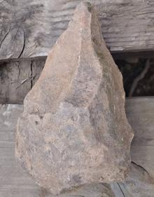 Imagen secundaria 2 - Arriba, inicio de los trabajos arqueológicos en la nueva cata.; abajo, a la izda. Eudald Carbonell analizando las hachas de mano recuperadas en el yacimiento. y a su dcha. Bifaz descubierto durante la campaña de excavación de La Quivilleja de Valparaíso en Hortigüela en la provincia de Burgos. 