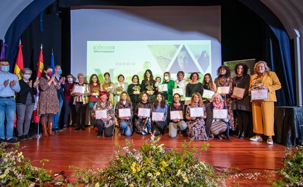 Foto de familia de los premiados. 