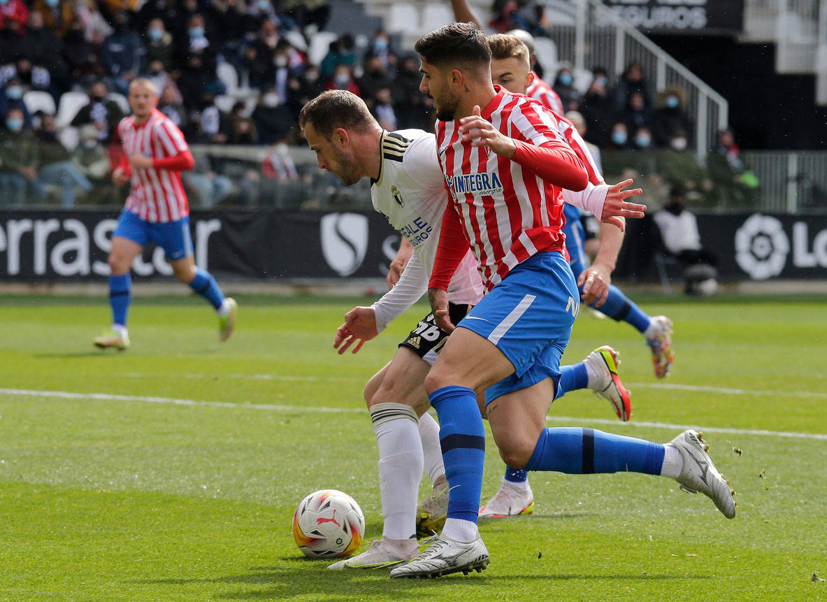 Imágenes del encuentro de la jornada 34 entre el Burgos CF y el Sporting de Gijón disputado en El Plantío