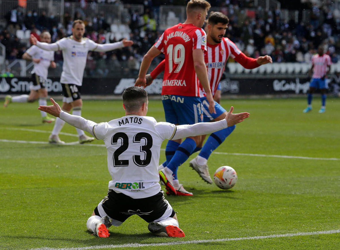 Imágenes del encuentro de la jornada 34 entre el Burgos CF y el Sporting de Gijón disputado en El Plantío