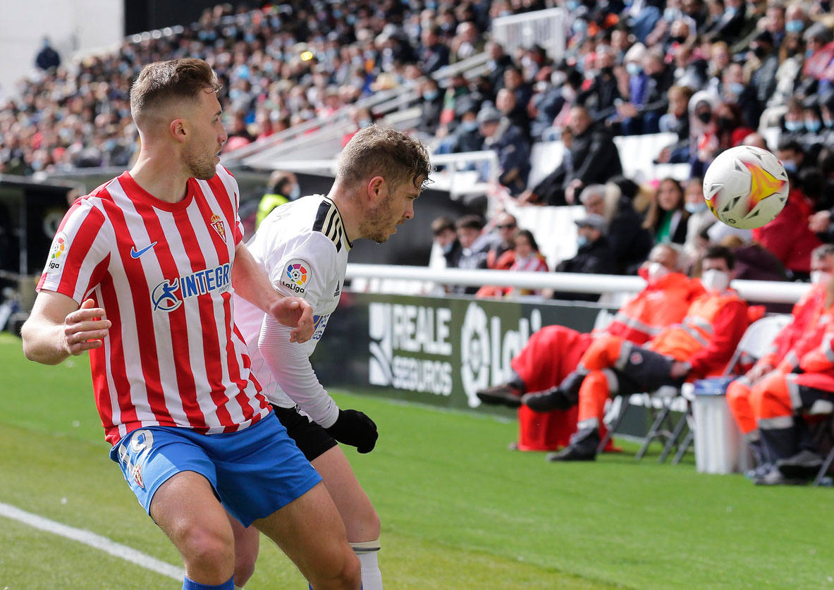 Imágenes del encuentro de la jornada 34 entre el Burgos CF y el Sporting de Gijón disputado en El Plantío