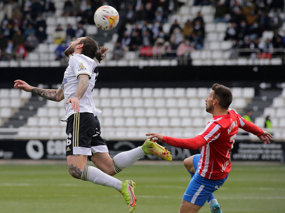 Imágenes del encuentro de la jornada 34 entre el Burgos CF y el Sporting de Gijón disputado en El Plantío