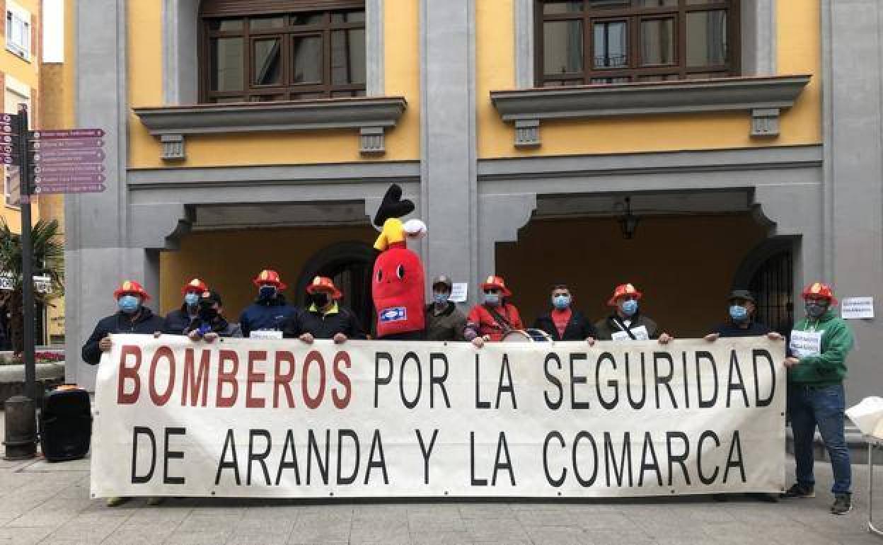 Protesta de los bomberos de Aranda frente al Ayuntamiento el mes de mayo de 2021.