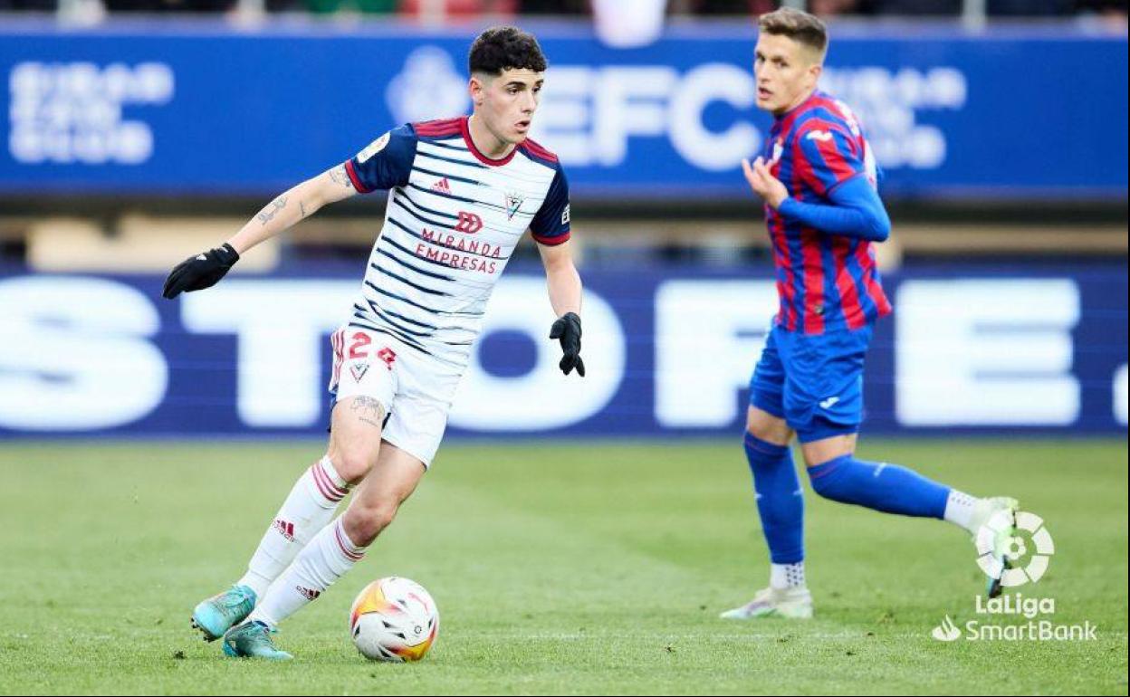 Sergio Camello busca la asociación con algún compañero en Ipurúa